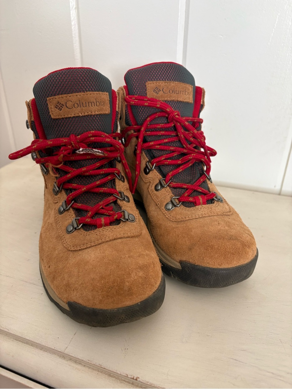 Columbia Newton Ridge Tan Suede Hiking Boots with Red Laces